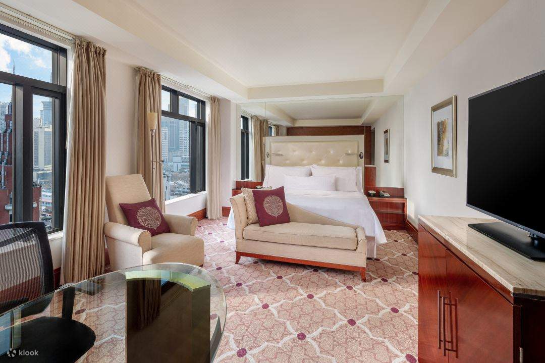 Phòng Crown Deluxe giường King